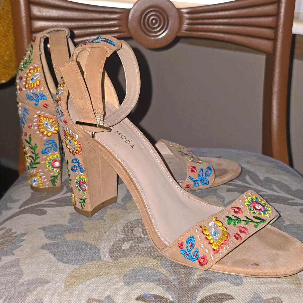 Pelle Moda Tan Suede Leather Rainbow Embroidered Heeled Sandals size 8